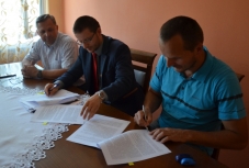 Podpisanie umowy. Na zdjciu od lewej: czonek zarzdu Eugeniusz Kurdas, starosta Bartosz Kaliski oraz Adam Stempniewicz z firmy Fasys Mosty
